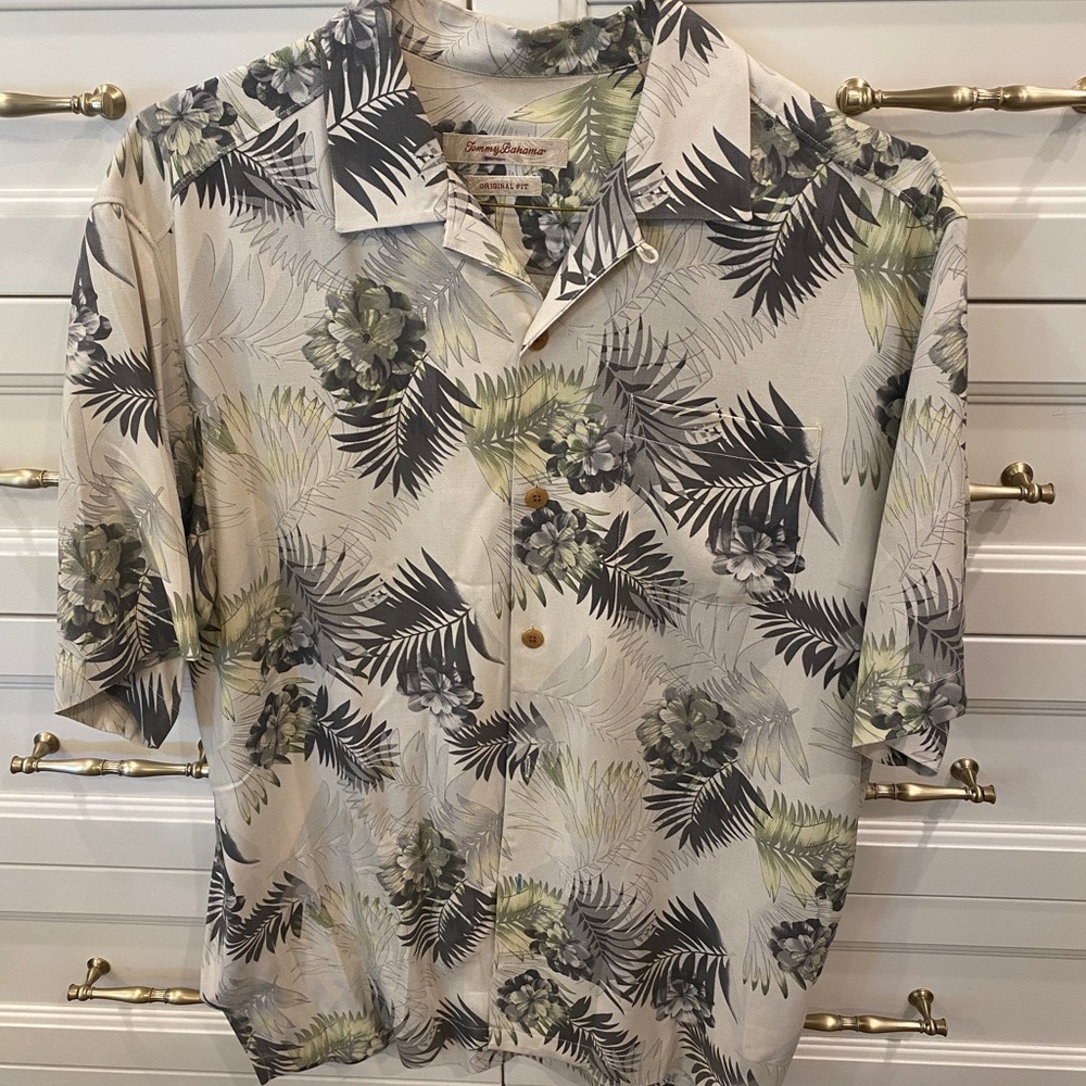 Tommy Bahama Short Sleeve 100% Silk Men’s Hawaiian Shirt Size M Original Fit
